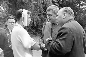 Журналисты Николай Денисов (первый справа) и Сергей Борзенко беседуют с Юрием Гагариным (космонавта тогда одолел лёгкий недуг). Крым, 14 сентября 1961 г.