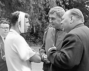 Журналисты Николай Денисов (первый справа) и Сергей Борзенко беседуют с Юрием Гагариным (космонавта тогда одолел лёгкий недуг). Крым, 14 сентября 1961 г.