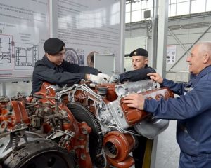 Практические навыки курсанты ОАБИИ оттачивают в учебном производственном комплексе.