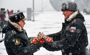 Капитан 2 ранга Олег ПОТАПОВ принимает жареного поросёнка для экипажа.