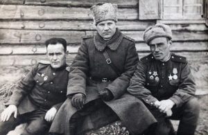 Командир 348-го стрелкового полка подполковник Г.Б. Саакян, командир 51-й стрелковой дивизии полковник А.Я. Хвостов, командир взвода пешей разведки младший лейтенант Г.Г. Шубин. Белоруссия, 1944 г.