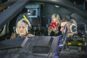 Равнение на «железную бабушку»! 