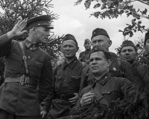 Командующий 19-й армией И.С. Конев с военными корреспондентами М.А. Шолоховым, А.А. Фадеевым и Е.П. Петровым в расположении одной из стрелковых дивизий, конец августа 1941 г.