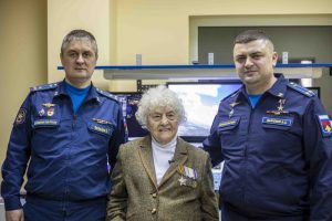 Равнение на «железную бабушку»!