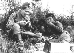 На привале поэты Алексей Сурков и Константин Симонов. 1941 год.