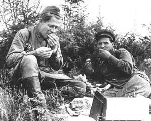 На привале поэты Алексей Сурков и Константин Симонов. 1941 год.