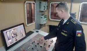 Капитан 3 ранга Александр Тихонов контролирует действия курсантов
