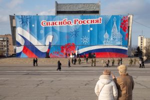 Так первые часы своей признанной государственности отмечают в Луганске.