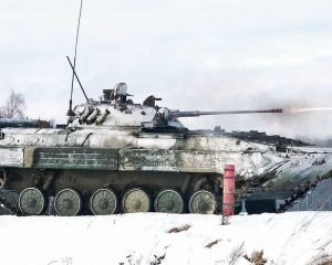 На маршах, на позициях, в учебных атаках