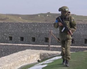 Под постоянным действенным контролем.