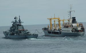 Дозаправка корабля в море.
