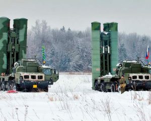 На маршах, на позициях, в учебных атаках.