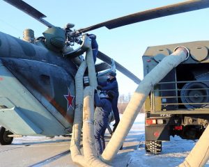Специальные машины обогревают не только наземную технику, но и вертолёты. Фото Дмитрия МИСЬКОВА.