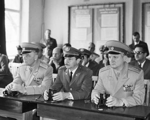 Первый заместитель министра обороны СССР генерал армии С.Л. Соколов, Рауль Кастро Рус и командующий войсками Закавказского военного округа генерал-полковник С.К. Куркоткин в Тбилисском артиллерийском училище. Тбилиси, апрель 1970 года.