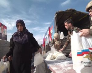 Российские военнослужащие доставили продовольствие в провинцию Алеппо.