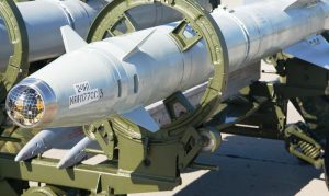 Ракета Х-25МЛ на транспортировочной тележке.