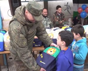 Российские военнослужащие провели гуманитарную акцию для сирийских детей