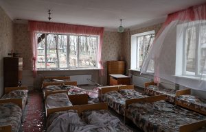ДНР. Донецк. Комната для сна в здании детского сада № 251, попавшего ночью под обстрел ВСУ.