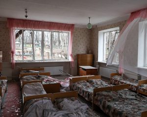 ДНР. Донецк. Комната для сна в здании детского сада № 251, попавшего ночью под обстрел ВСУ.