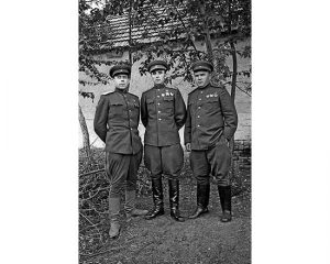 Командование 40-й армии Воронежского фронта (слева направо): А.А. ЕПИШЕВ, К.С. МОСКАЛЕНКО и К.В. КРАЙНЮКОВ. Июль 1943 года.