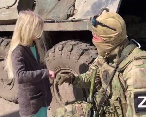 Россия оказывает посильную помощь мирным жителям Украины.