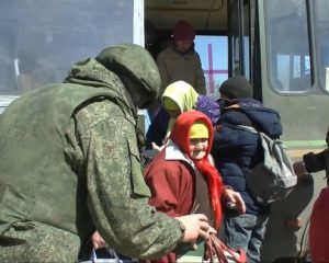 Подставив братское плечо.