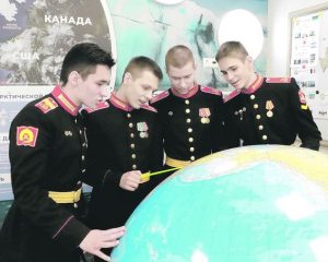 Суворовец Иван ТИБЛЕВИЧ (второй слева) с товарищами. Фото Тверского СВУ.