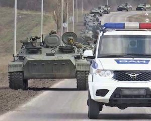 По разбитым дорогам, под взорванными мостами….