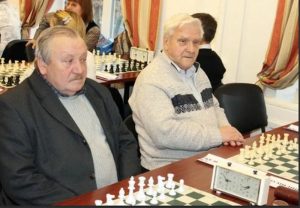 Автор дебютной новинки (справа) по равенству набранных очков играет рядом с гроссмейстером Юрием БАЛАШОВЫМ.