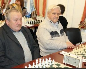 Автор дебютной новинки (справа) по равенству набранных очков играет рядом с гроссмейстером Юрием БАЛАШОВЫМ.