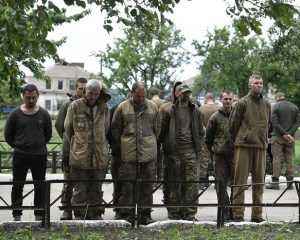 Оправданный выбор – сложить оружие и выжить.