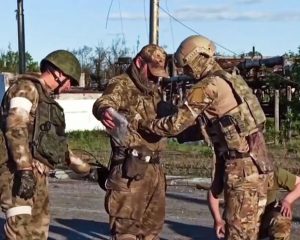 Сложить оружие и сохранить себе жизнь.