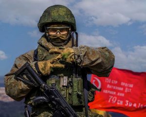 Российские военнослужащие, выполняющие задачи специальной военной операции, знают, что по всей стране и за её пределами проходят масштабные акции в их поддержку. Бойцы искренне благодарят за тёплые слова и передают огромный привет на Родину. Vсё обязательно будет хорошо!