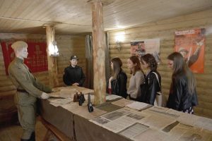 Экскурсия по «Партизанской деревне» в учебном центре института.