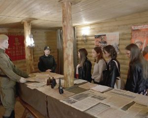 Экскурсия по «Партизанской деревне» в учебном центре института.