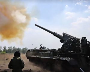 При мощной огневой поддержке
