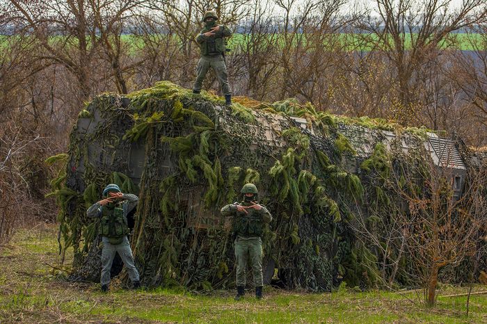 Российские военнослужащие, выполняющие задачи специальной военной операции, знают, что по всей стране и за её пределами проходят масштабные акции в их поддержку. Бойцы искренне благодарят за тёплые слова и передают огромный привет на Родину. Vсё обязательно будет хорошо!