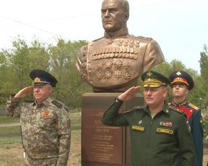 Бюст полководца установлен в Заплавном.