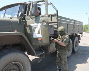 Регулируют движение, обеспечивают защиту, помогают в дороге.