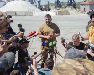 Среди руин распускается цветок надежды.
