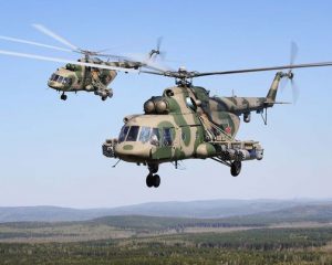 Вертолёты летят в горы.