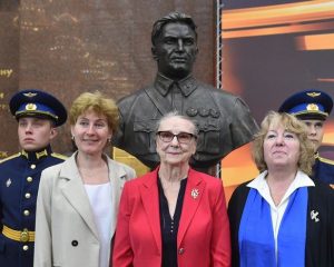 Участницы торжественного собрания по случаю 85-й годовщины беспосадочного перелёта экипажа Валерия Чкалова через Северный полюс в Америку (слева направо): директор музея истории развития морской авиации школы № 1383 Алла Канцибер, дочь Валерия Чкалова Ольга Чкалова, абсолютная чемпионка мира по высшему пилотажу Халидэ Макагонова, возглавляющая Клуб женщин лётных специальностей «Авиатрисса».