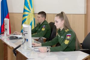 Ефрейтор Валентина ЧЕРНЕНКО на занятиях.