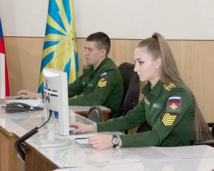 Ефрейтор Валентина ЧЕРНЕНКО на занятиях.