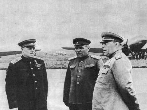 Справа налево: главнокомандующий советскими войсками на Дальнем Востоке А.М. Василевский,  командующий Забайкальским фронтом Р.Я. Малиновский, командующий 1-м Дальневосточным фронтом К.А. Мерецков. Далянь, август 1945 года.