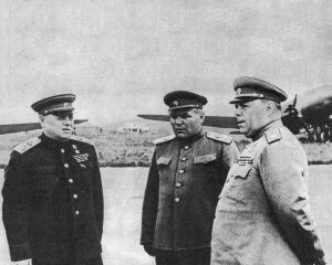 Справа налево: главнокомандующий советскими войсками на Дальнем Востоке А.М. Василевский, командующий Забайкальским фронтом Р.Я. Малиновский, командующий 1-м Дальневосточным фронтом К.А. Мерецков. Далянь, август 1945 года.