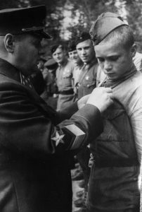 Герой Советского Союза генерал армии К.А. Мерецков во время награждения воинов Волховского фронта, 1942 год.