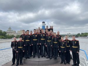 По оценкам и честь