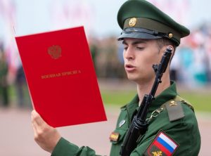 На верность Родине присягает олимпийский чемпион по фигурному катанию в командном турнире Марк КОНДРАТЮК.