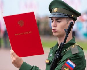 На верность Родине присягает олимпийский чемпион по фигурному катанию в командном турнире Марк КОНДРАТЮК.